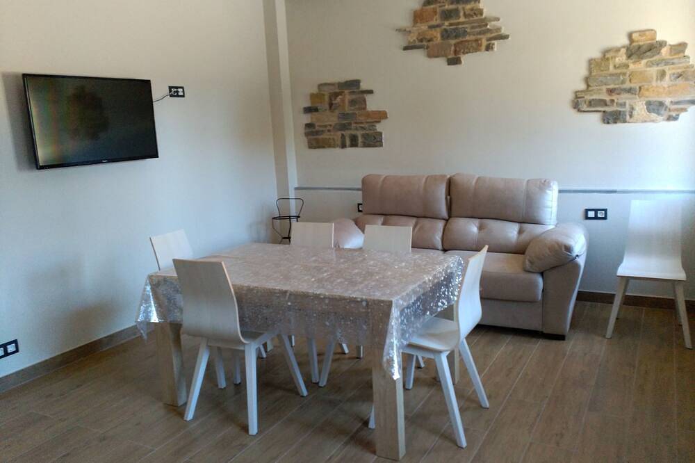 Entire apartment, Maria Ainsa Usana Apartment in Aínsa, Spanish Pyrenees