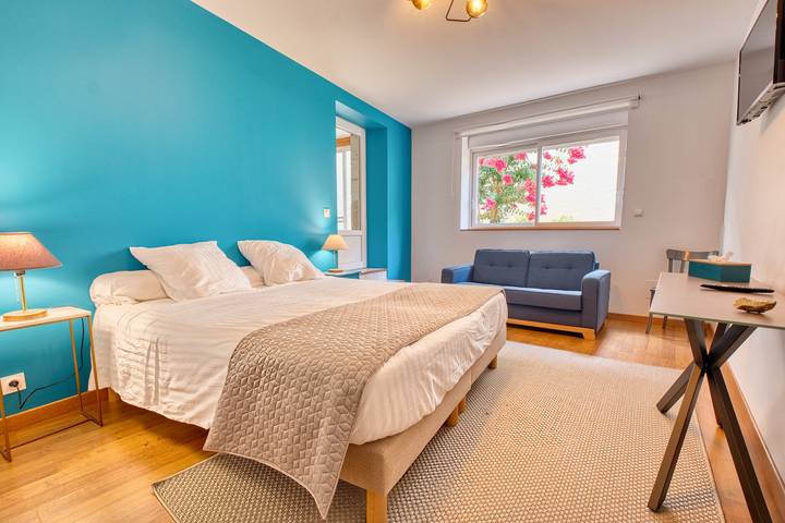 Guest House 'Chambre' with Private Terrace, Shared Garden and Wi-Fi in Eymet, Périgord Pourpre