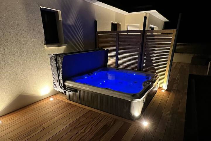 Gîte pour 12 personnes, avec Jacuzzi ainsi que Terrasse et Jardin