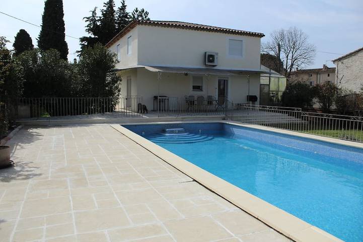 Gîte pour 6 personnes, avec jardin ainsi que jacuzzi et terrasse à Vernègues
