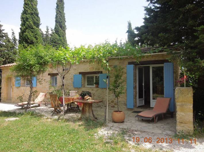 Gîte pour 3 personnes, avec terrasse ainsi que piscine et jardin, animaux acceptés