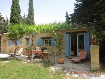 Gîte pour 3 personnes, avec piscine ainsi que terrasse et jardin, animaux acceptés dans le Vaucluse
