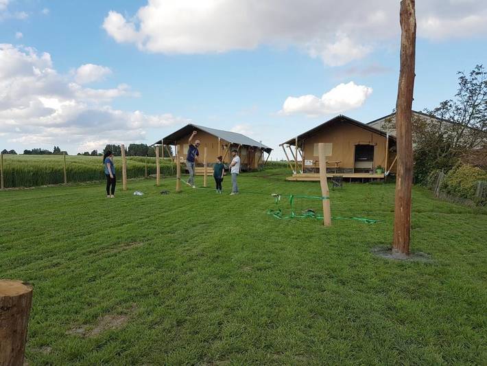 Tente pour 8 personnes, avec Terrasse et Jacuzzi ainsi que Jardin et Vue