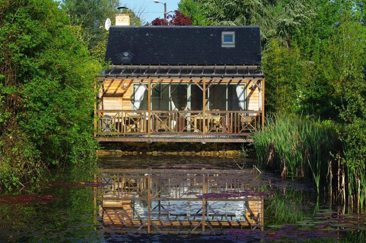 Two-Bedroom Waterside House with Access to Pool and Spa in Saint-Pierre-en-Auge, Lisieux und Umgebung