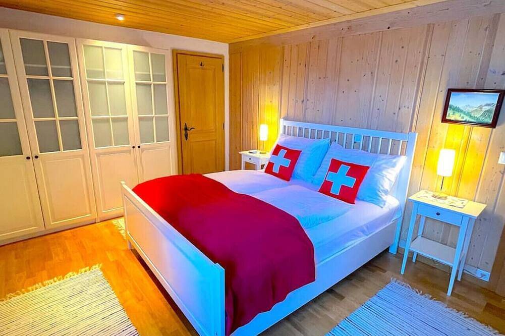 Geheel appartement, Swisshut Stunning Views Alps & Lake - Apart. Herzog 24 in Sigriswil, Meer van Thun