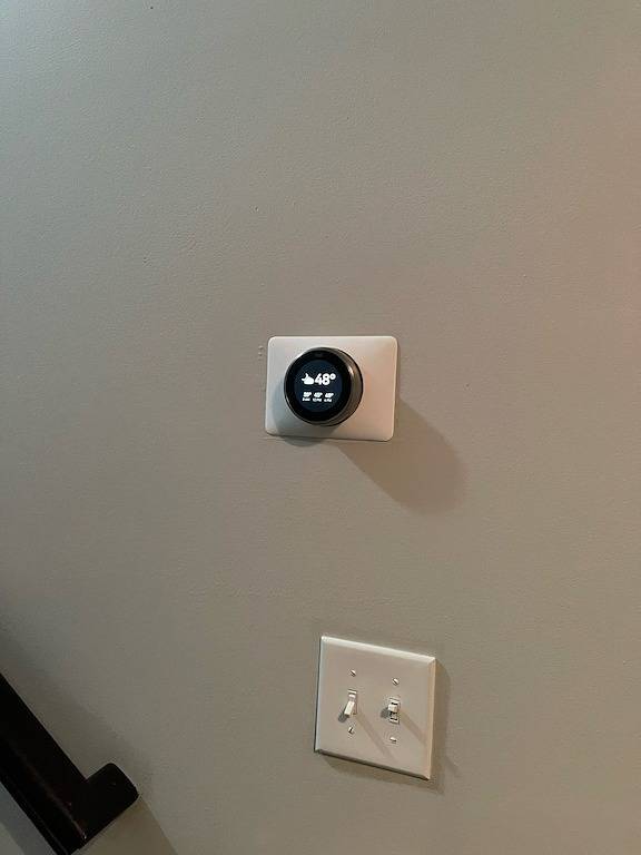 Spacious 3 level Townhome in prime location! Tvs & fans in all 4 bedrooms!! in High Point, Guilford County