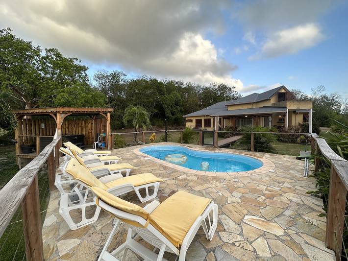 Location de vacances pour 6 personnes, avec balcon et piscine dans Plage de Ferry