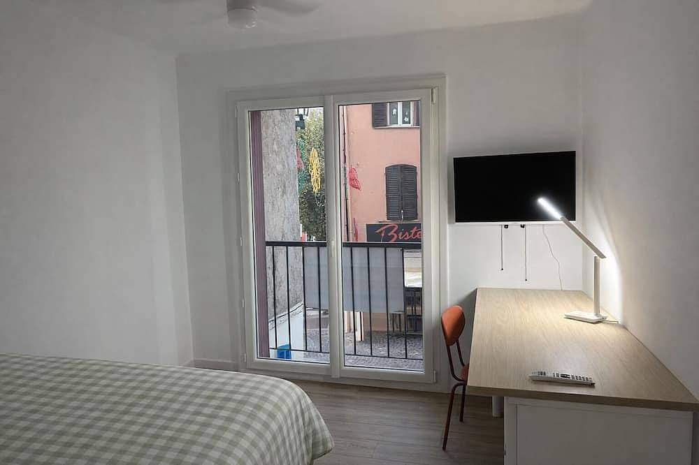 Entire apartment, Renovated 3-bedroom apartment - 8 people - Air conditioning - La Garde Center - Beaches 10 min in La Garde, Mediterranean Coast (France)