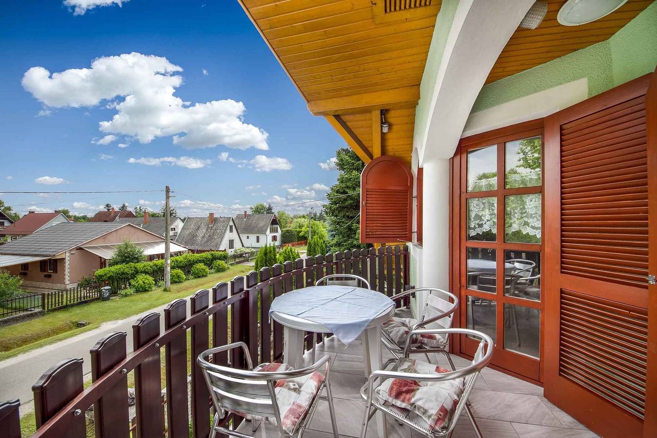 Ferienhaus mit Kinderbecken in Balatonmariafürdö, Plattensee Südufer