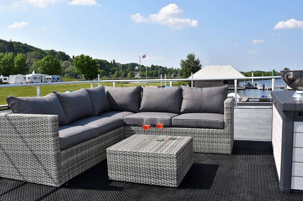 Cozy floating Boatlodge (2 bedrooms, 4 persons), Maastricht. in Maastricht, Limburg (Netherlands)