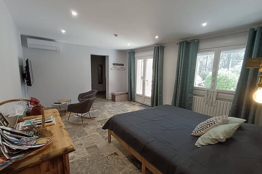 Entire apartment, Seasonal rental in pine forest on Provence 35 m2 in Aurons, Aix-en-Provence region