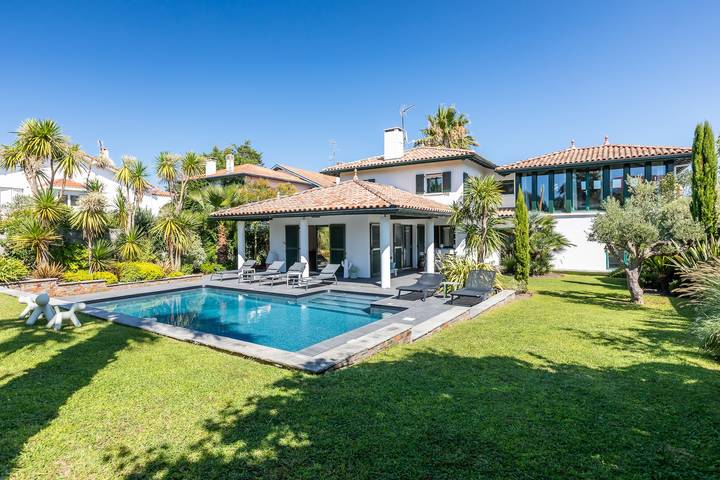 Villa pour 8 personnes, avec Balcon et Terrasse ainsi que Jardin et Piscine au Pays basque