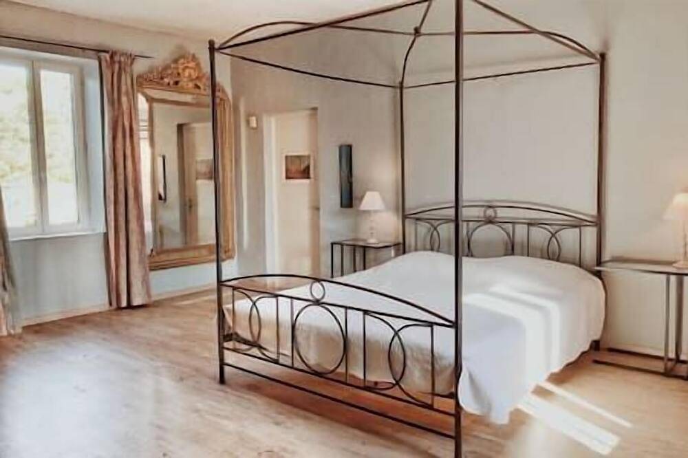 Authentic 18th century farmhouse in Marguerittes, Nimes region