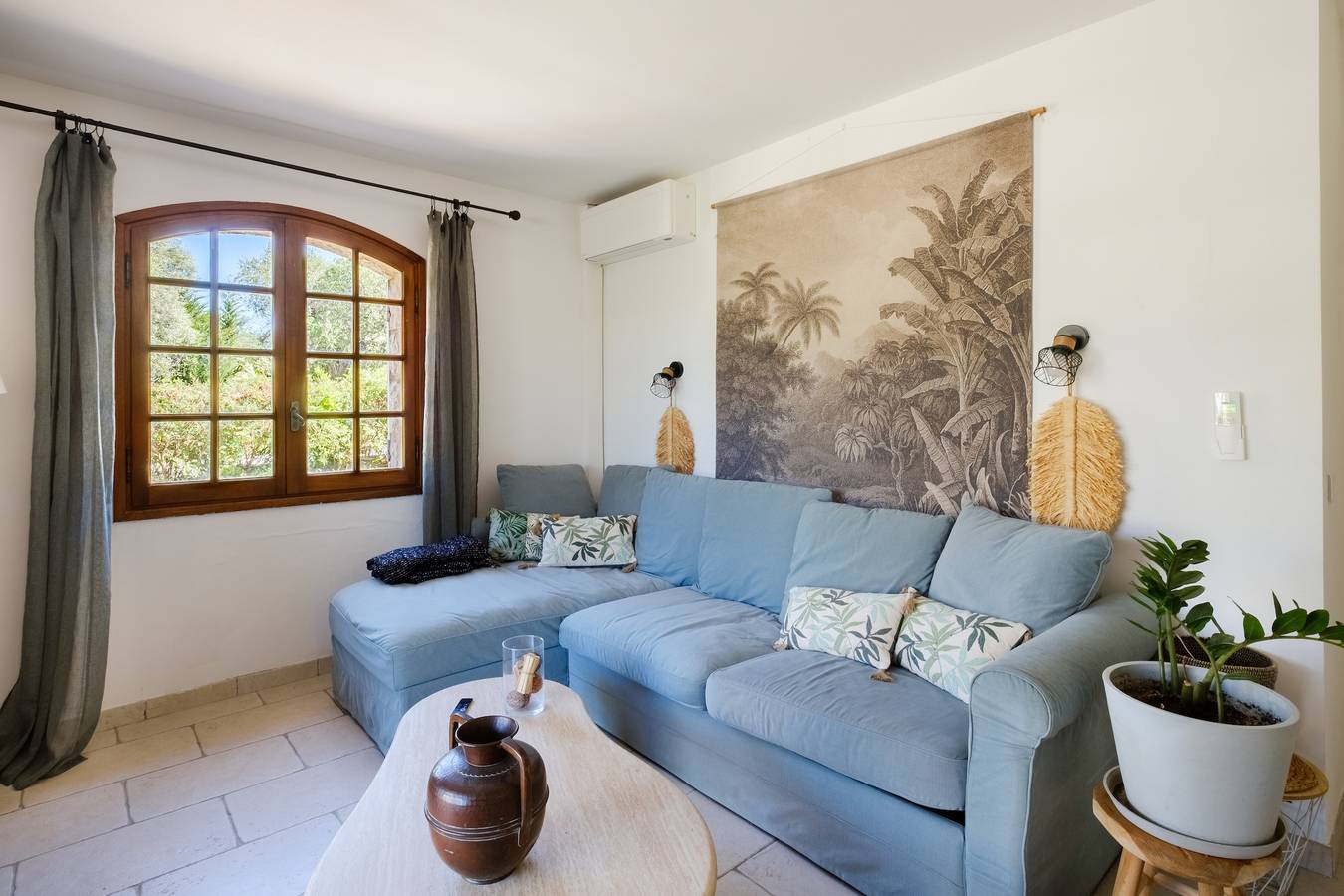Apartamento entero, Apartamento en el magnífico Mas des Serens con vistas a la montaña, Wi-Fi y aire acondicionado. in La Gaude, Costa mediterránea (Francia)