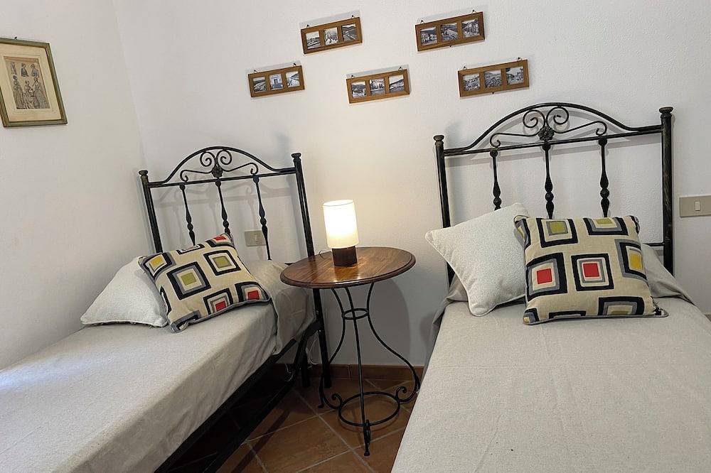 Apartamento entero, Villa Oceri, a 900 metros del mar, antigua casa de labranza in Piraino, Provincia de Messina