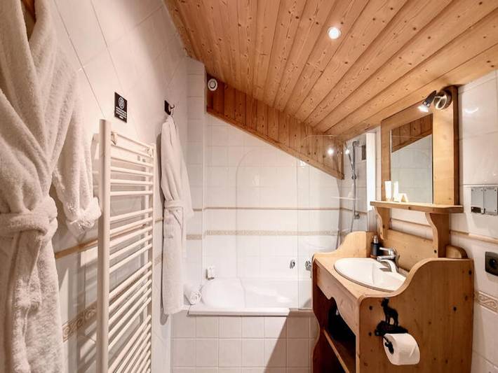 Chalet pour 10 personnes, avec jardin ainsi que jacuzzi et sauna, adapté aux familles à Les Gets - 3