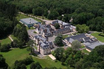 Parc de vacances pour 2 personnes, avec piscine ainsi que jardin et sauna à Neuvy-sur-Barangeon