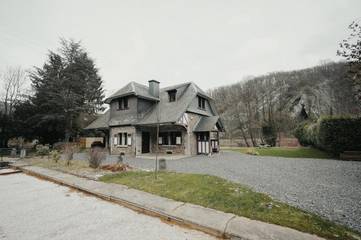 Gîte pour 10 personnes, avec piscine et jacuzzi ainsi que sauna et jardin, animaux acceptés dans Tilff