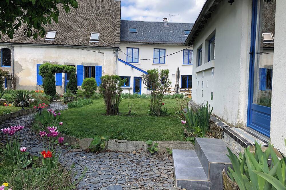 Family gîte with swimming pool in Avèze, Regionaler Naturpark Volcans d'Auvergne