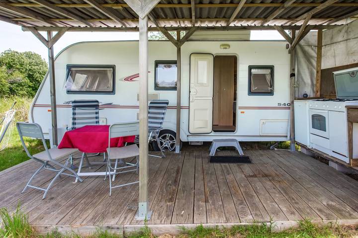 Caravane pour 4 personnes, avec jardin et vue sur le lac dans le Limousin