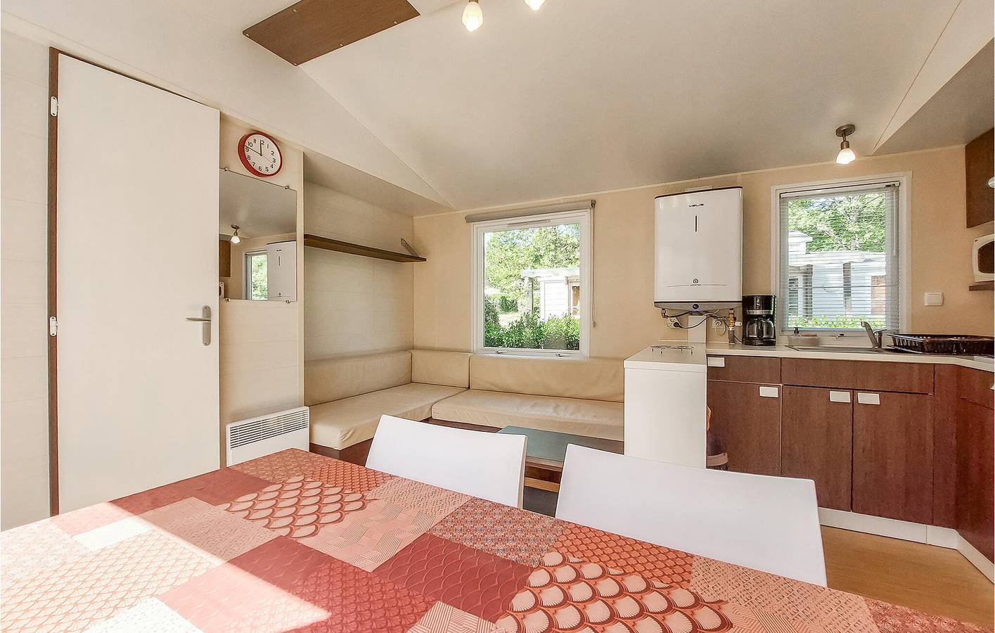Mobil-home confortable avec piscine et jardin près du centre-ville de Thiviers in Thiviers, Périgord Vert