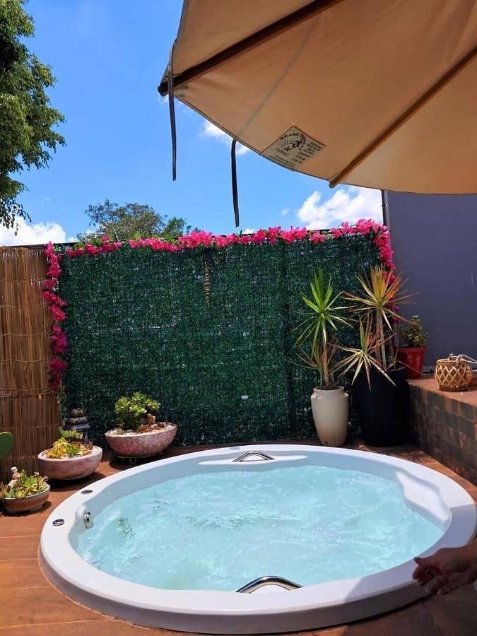 Casas e apartamentos de temporada para 6 pessoas, com piscina e jacuzzi e ainda jardim em Araçoiaba da Serra