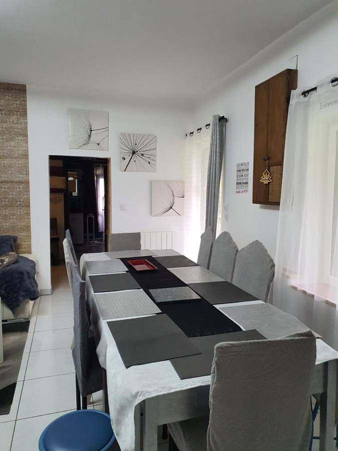 Location de vacances pour 6 personnes, avec piscine et vue ainsi que bassin pour enfant et jardin, animaux acceptés à Gigny-sur-Saône - 2