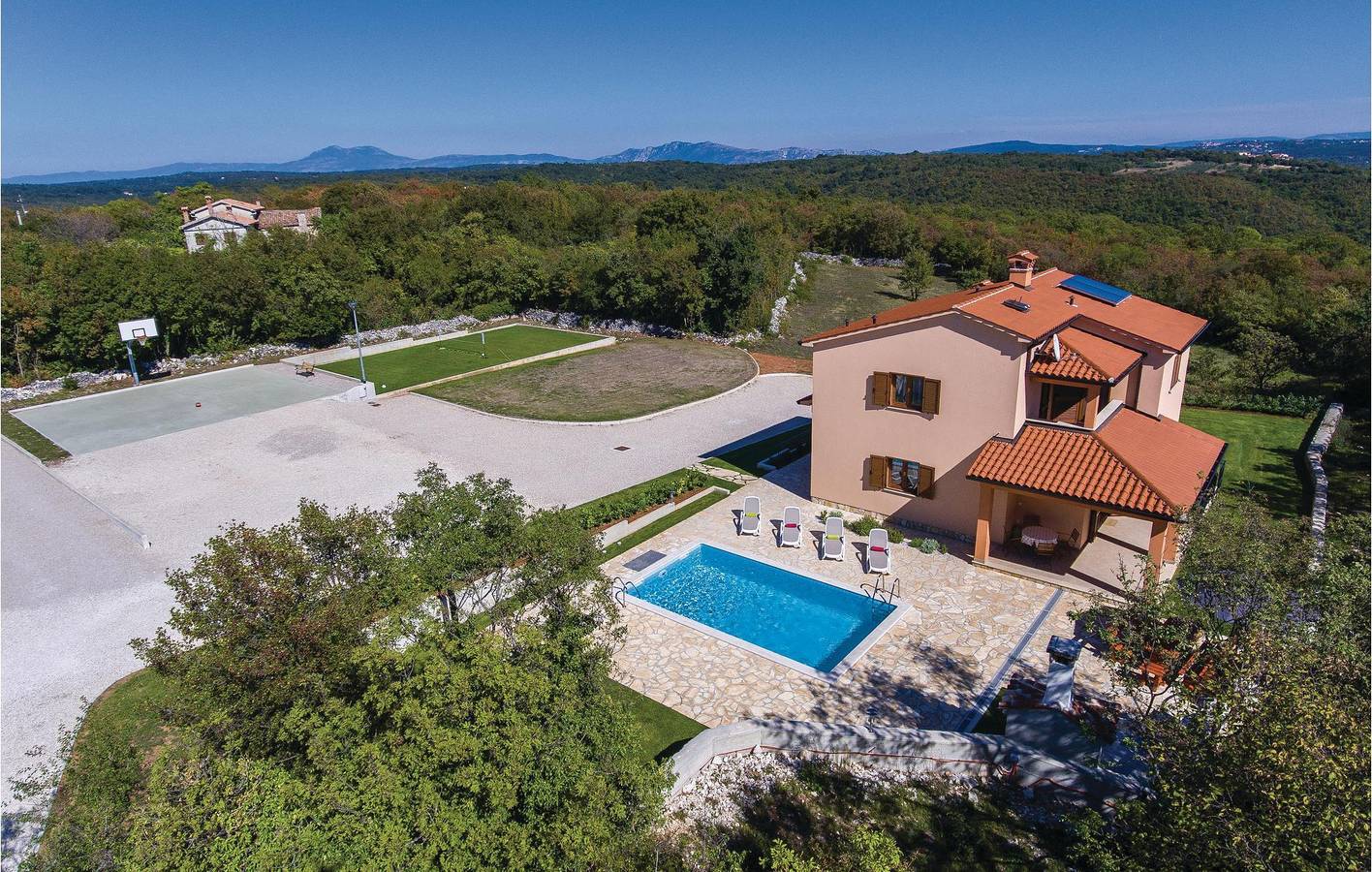 Appartement moderne de 2 chambres avec piscine, Wi-Fi et terrasse près du centre-ville de Kunj in Raša, Côte Est de l'Istrie