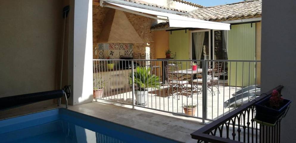 Location de vacances pour 6 personnes, avec terrasse ainsi que piscine et vue, adapté aux familles à Saint-Victor-la-Coste