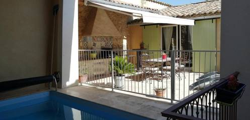 Gîte pour 6 personnes, avec terrasse ainsi que piscine et vue, adapté aux familles à Saint-Victor-la-Coste