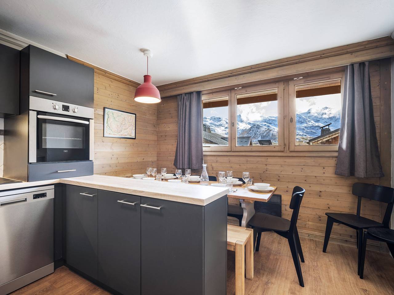 Geheel appartement, 75m² Apartment with Fireplace Near Slopes, 3 Bedrooms, Sleeps 8 in Val Thorens, Massif de la Vanoise