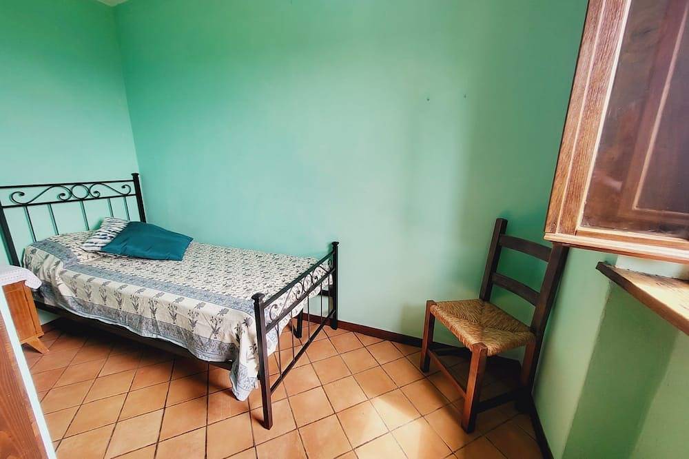 Cottage and house, private pool, hot tub, stunning views. Wifi. Ideal for groups in Castelnuovo di Garfagnana, Garfagnana