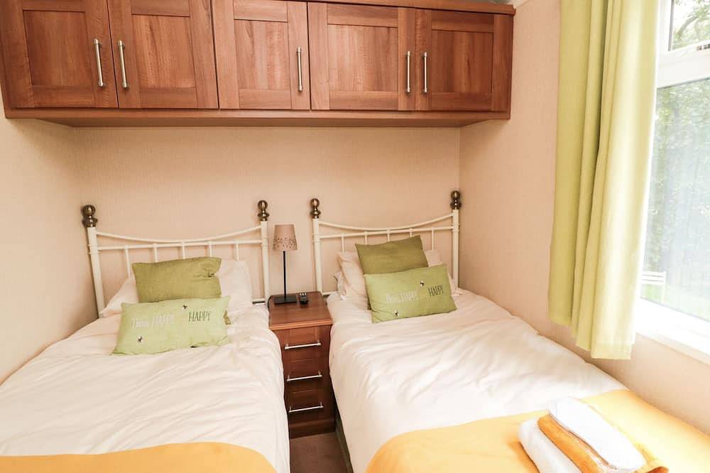 Number 43 Burnside Lodge, pet friendly, with hot tub in Felton in Northumberland