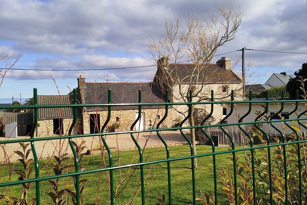 Gîte 800 m. seaside, Gr34, Spa, enclosed garden, dogs welcome. in Ploudalmézeau, Brest region