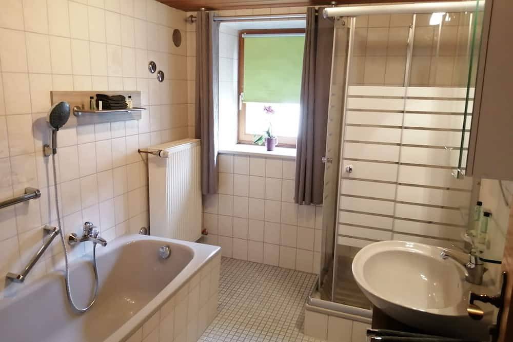 Ferienhaus 86 qm, 2 Schlafzimmer, Wohnzimmer mit Schlafcouch, Terrasse und Garten in Laufen, Rupertiwinkel