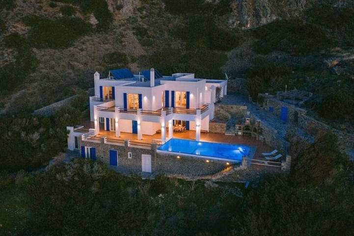 Villa for 12 people, with garden, with pets in Syros