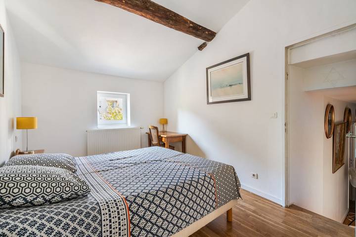 Bed and Breakfast 'Chambres D'hôtes Les Rosiers' with Shared Pool and Wi-Fi in Lyon, Lyon region