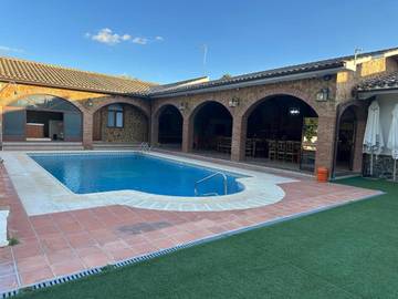 Casa rural para 16 personas, con terraza además de piscina y vistas, Se admiten mascotas en Lucena