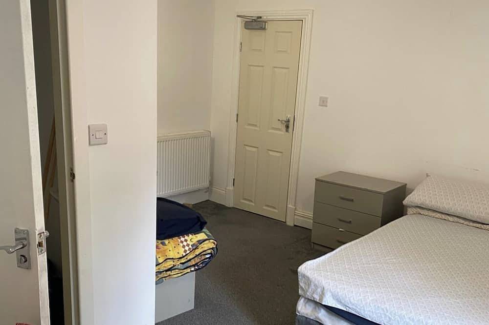 6 Bed - 5 Bath - Sleeps 6 - Free Parking in Bolton, Greater Manchester