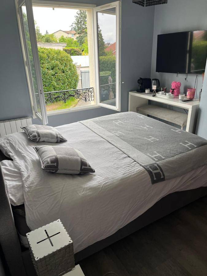 Location de vacances pour 2 personnes, avec Jacuzzi ainsi que Terrasse et Jardin à La Tour-de-Salvagny