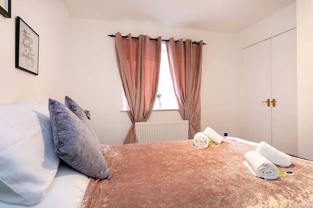 Modern 2-Bed Stay with Garden & Parking - Pass the Keys in Nottingham, East Midlands
