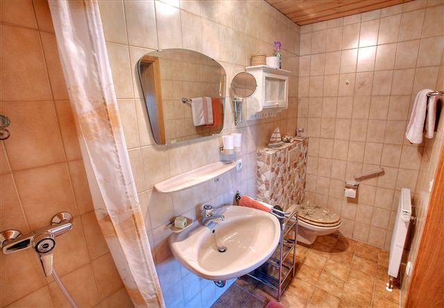 Ganze Ferienwohnung, Haus Klinger - Ferienwohnung B mit Terrasse für 1 bis 4 Personen, 40 qm in Seebruck, Chiemsee