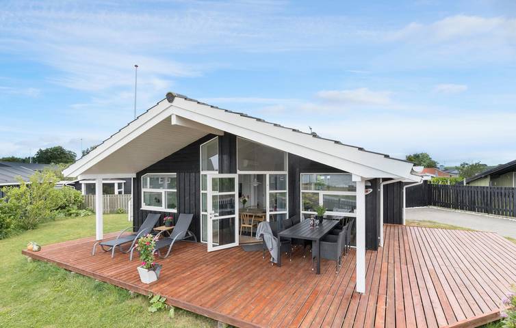 Ferieudlejning for 5 personer, med Terrasse i Følle Strand