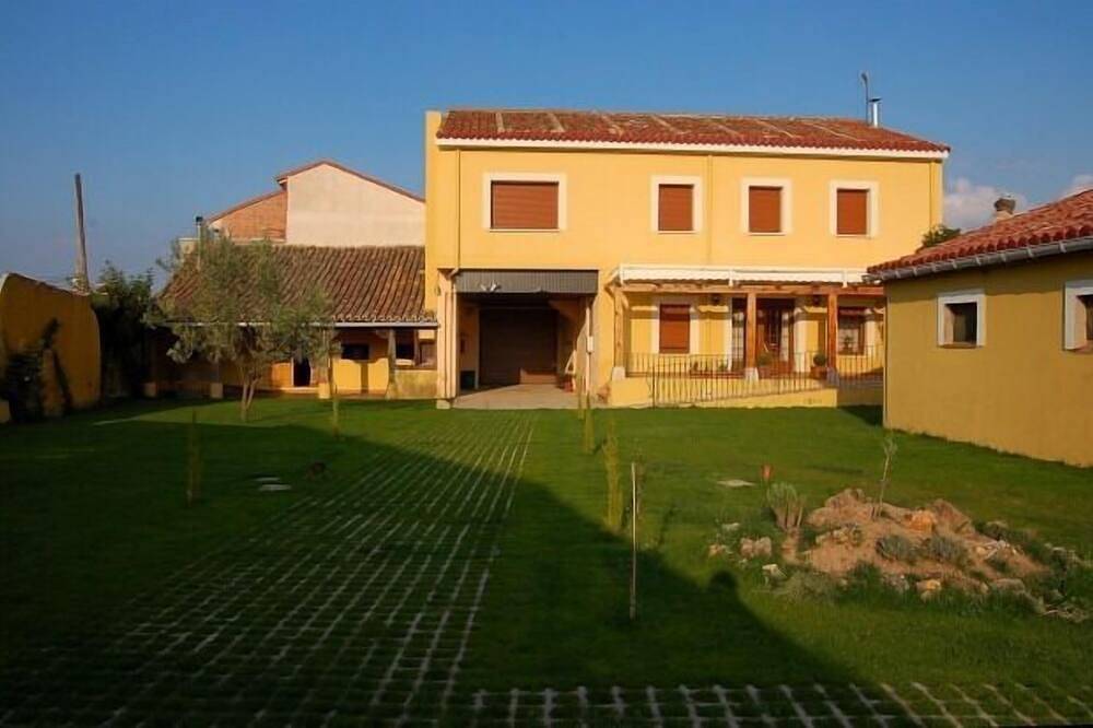 Casa rural (alquiler íntegro) El Portal del Cerrato para 16 personas in Venta de Baños, Provincia de Palencia