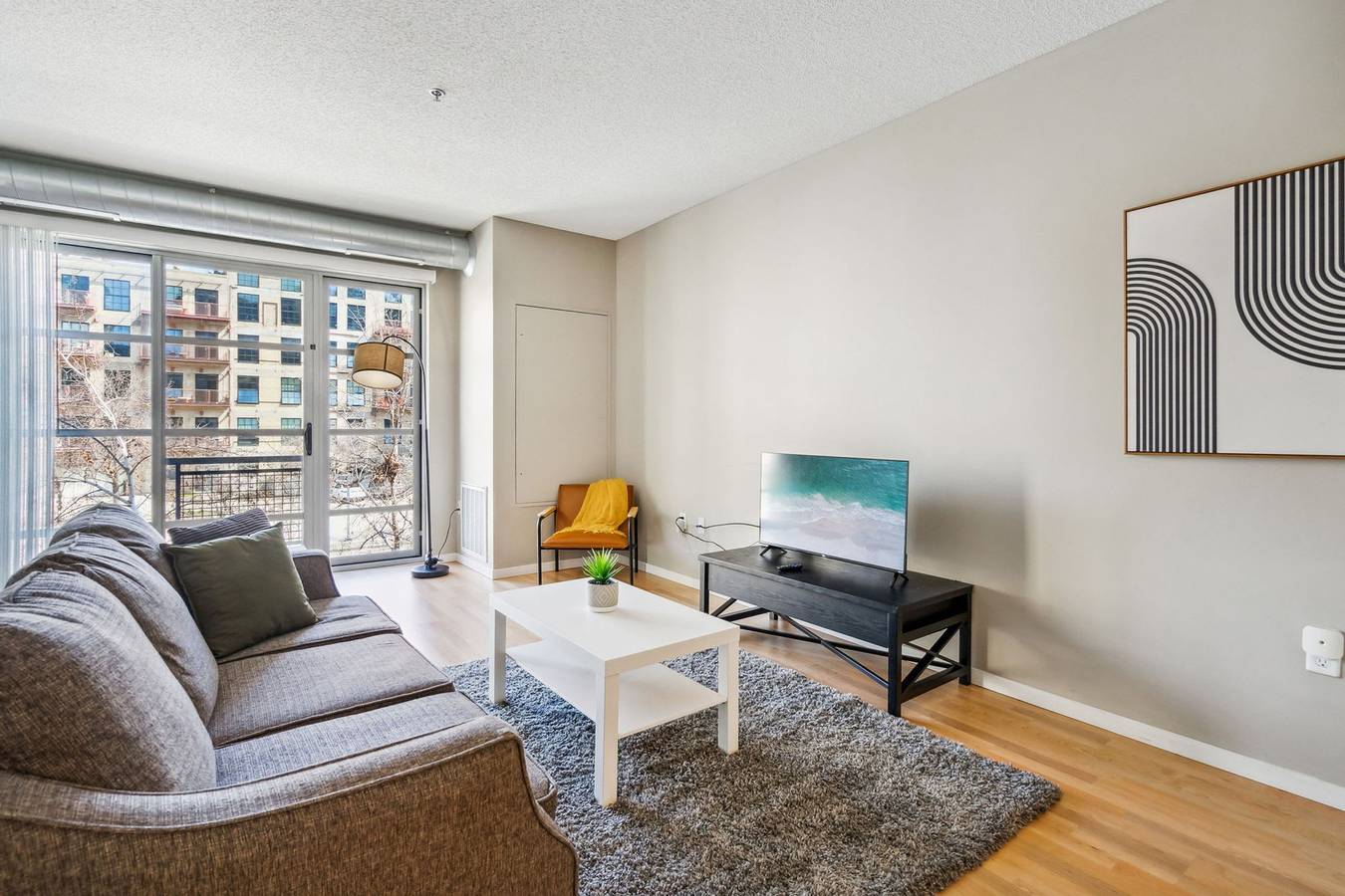Entire apartment, Cozysuites Mill District  pool  gym   11 in Minneapolis, Twin Cities