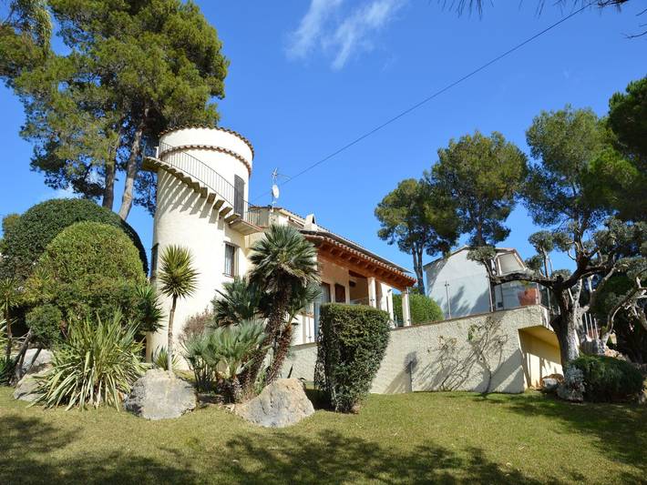 Villa 'Estrella' con vistas a la montaña, Wi-Fi y aire acondicionado in Urbanització Torre Vella, Torroella de Montgrí