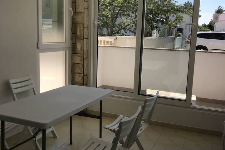 Ganze Wohnung, Cozy apartment on the ground floor with a small terrace in Privlaka, Zadar