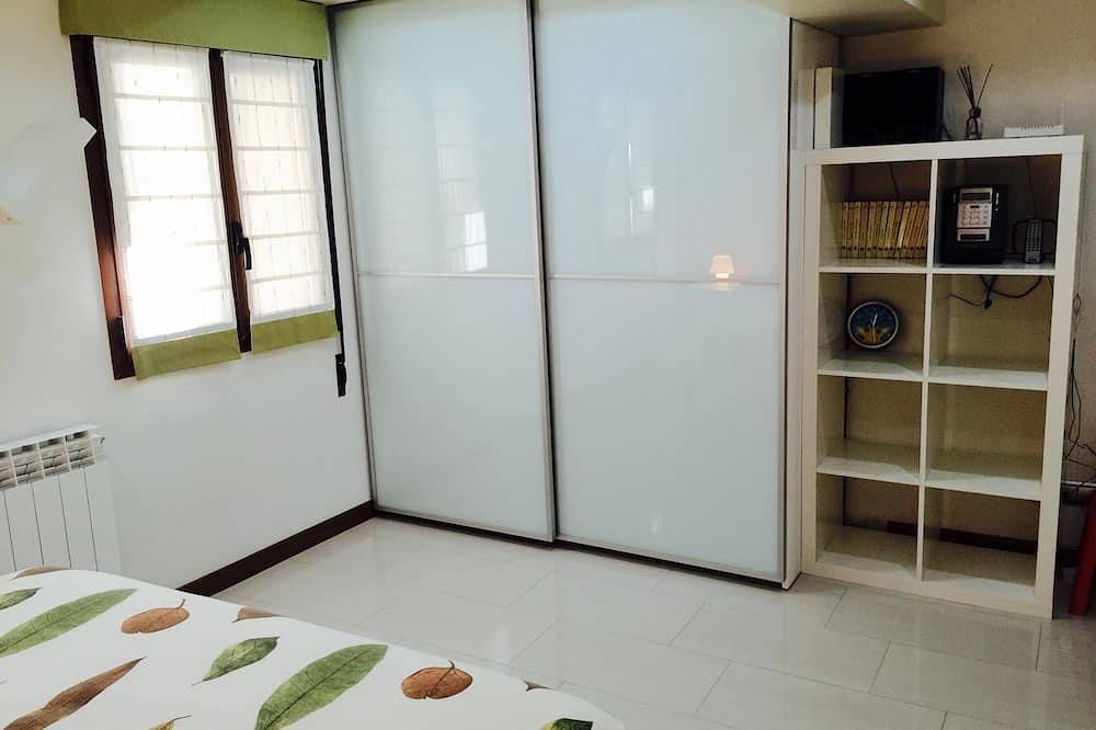 Dulantziko Arbola. An old house. A modern home in Alegría-Dulantzi, Cordillera Cantábrica