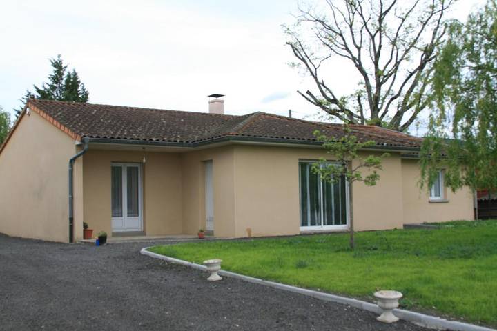 Location de vacances pour 8 personnes, avec vue et jardin à Thiers - 2