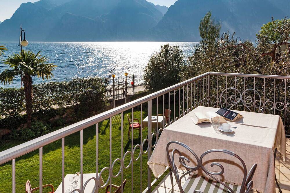 Appartement entier, Beust House - Christa - Balcony on the lake - 50 meters from the beach in Torbole, Nago-Torbole